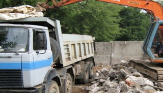 Вывоз строительного мусора с участка в Бугуруслане недорого от 1549 руб. | 2Землекопа-Бгр